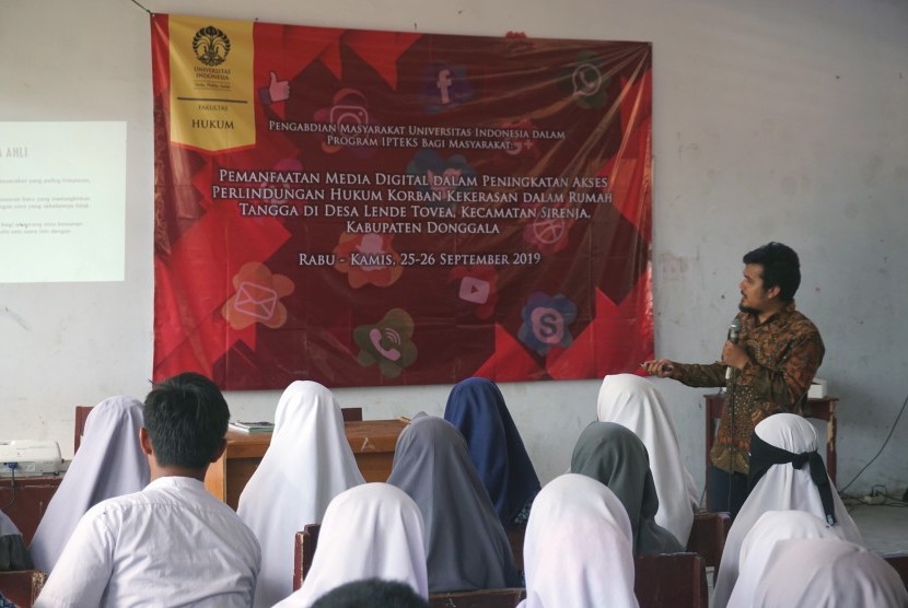 Suasana pengabdian masyarakat (Pengmas) yang diadakan oleh para dosen FHUI di SMAN 1 Sirenja, Donggala, Sulawesi Tengah.