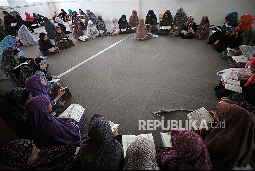 Gaza Batasi Umat Muslim Shalat Jamaah di Masjid. Suasana pengajian  Alquran bagi anak perempuan di Masjid Usman bin Affan, Khan Younis di Jalur Gaza, Palestina.(MOHAMMED SABER/EPA)