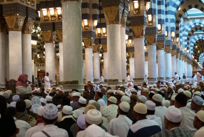 Suasana pengajian berbahasa Indonesia di Masjid Nabawi, Madinah, Arab Saudi.