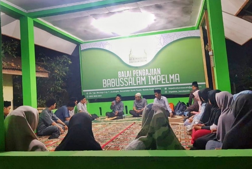 Suasana pengajian dan doa bersama yang diadakan oleh Ikatan Masyarakat Pelajar Matangkuli (Impelma) Banda Aceh, Jumat (12/4) malam.