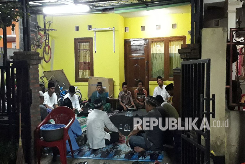 Suasana pengajian di rumah alm. Iptu Yudi Rospuji Siswanto salah satu korban kerusuhan Mako Brimob, Rabu (9/5)