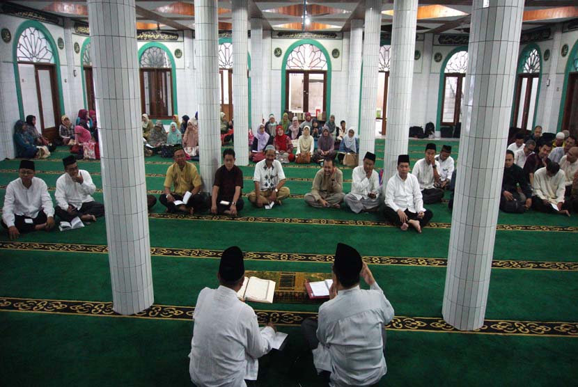 Suasana pengajian guru dan karyawan Sekolah Bosowa Bina Insani (SBBI) di Masjid Al-Ikhlas Kampus Bosowa Bina Insani Bogor, Jawa Barat, Jumat (7/8).