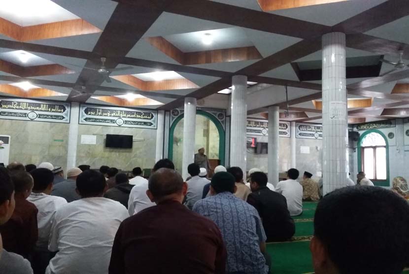 Suasana pengajian guru dan karyawan Sekolah Bosowa Bina Insani (SBBI) di Masjid Al-Ikhlas Bosowa Bina Insani, Bogor, Jawa Barat, Jumat (22/7/2016).