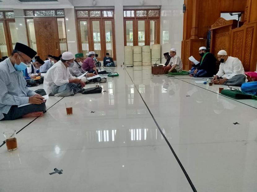 Suasana pengajian Kitab Tafsir Jalalain di Masjid Al-Ikhlas Parungbingung, Depok.