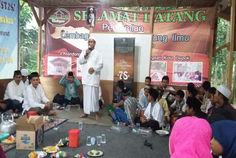 Suasana Pengajian Lenong Nepar di Bojongsari, Depok, Ahad (10/1).