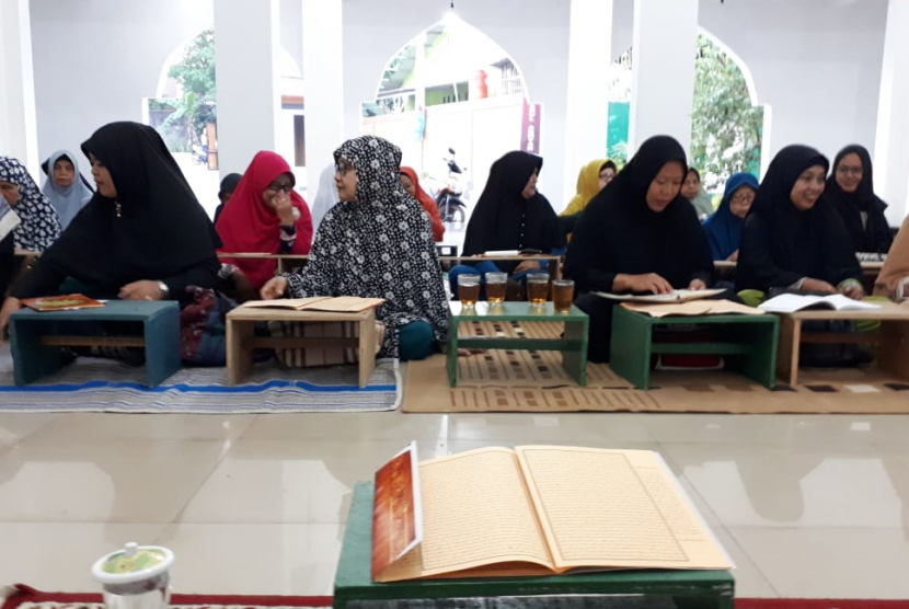 Suasana pengajian yang diikuti Majelis Taklim Kaum Ibu Darul Akhyar Parungbingung, Kota Depok. Kemenag mencanangkan program pendaftaran majelis taklim.