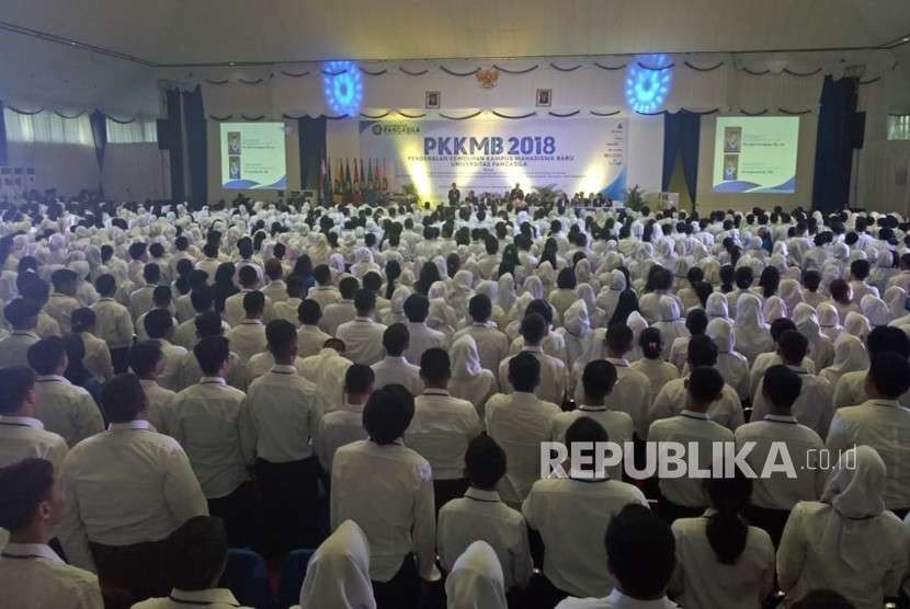 Suasana Pengenalan Kehidupan Kampus Bagi Mahasiswa Baru (PKKMB) Universitas Pancasila tahun akademik 2018/2019, Senin (27/8), di Gedung Serbaguna Universitas Pancasila, Srengseng Sawah, Jakarta Selatan. Kegiatan ini dihadiri oleh 2817 mahasiswa baru. 