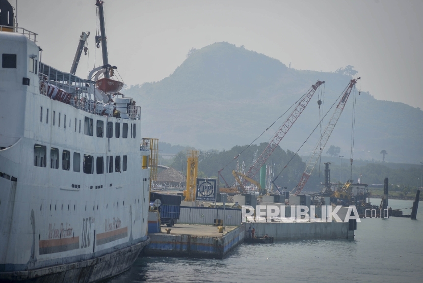  Suasana pengerjaan proyek dermaga baru di Pelabuhan Bakauheni, Lampung, Sumatera Selatan, Senin (5/6). 