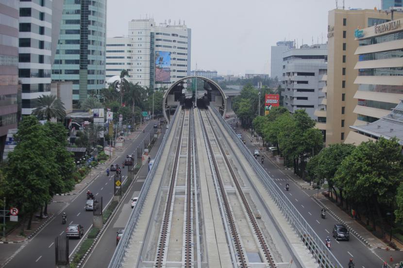 Suasana pengerjaan proyek pembangunan Light Rail Transit (LRT) Jabodebek di ruas Jalan Rasuna Said, Jakarta, Sabtu (1/5/2021).