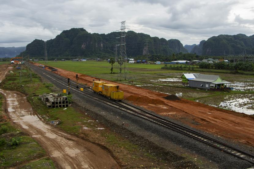 Suasana pengerjaan proyek pembangunan rel kereta api Makassar-Pare Pare di Kabupaten Maros, Sulawesi Selatan, Kamis (27/10/2022). Menteri Investasi atau Kepala Badan Koordinasi Penanaman Modal (BKPM) menyebutkan, realisasi investasi pada kuartal pertama 2023 sebesar Rp 328,9 triliun.