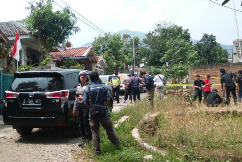 Suasana penggeledehan rumah terduga bom Kampung Melayu di Kabupaten Sumedang, Jawa Barat, Sabtu (12/8).
