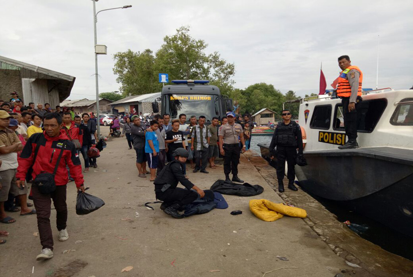 Suasana penggerebekan empat terduga teroris yang bersembunyi di kolam jaring apung (KJA) Waduk Jatiluhur, Kampung Karang Layung, Desa Cibinong, Kecamatan Jatiluhur, Purwakarta, Ahad (25/12).