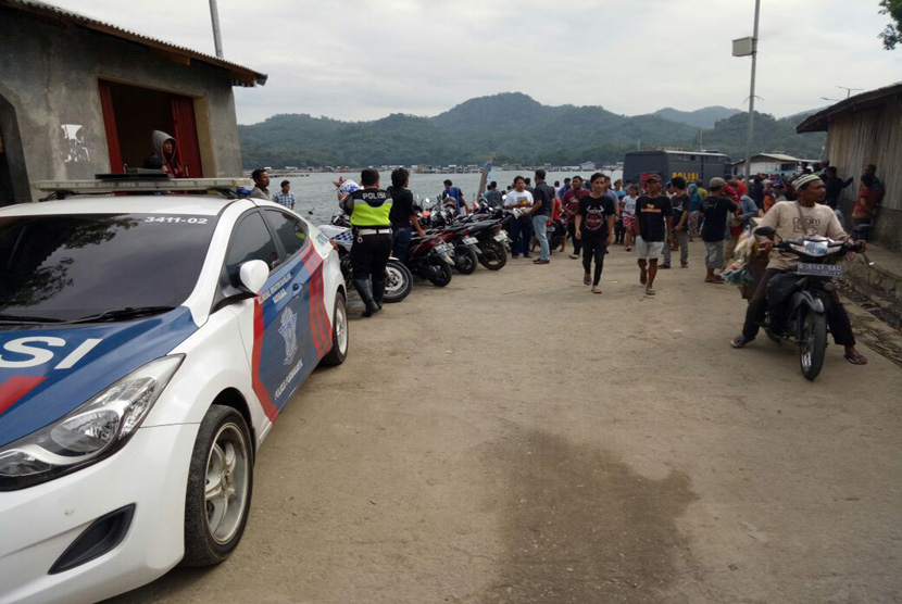 Suasana penggerebekan empat terduga teroris yang bersembunyi di kolam jaring apung (KJA) Waduk Jatiluhur, Kampung Karang Layung, Desa Cibinong, Kecamatan Jatiluhur, Purwakarta, Ahad (25/12).