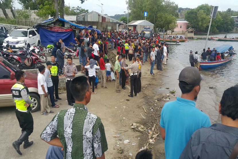 Suasana penggerebekan empat terduga teroris yang bersembunyi di kolam jaring apung (KJA) Waduk Jatiluhur, Kampung Karang Layung, Desa Cibinong, Kecamatan Jatiluhur, Purwakarta, Ahad (25/12).
