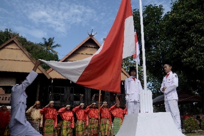 Suasana pengibaran bendera Merah Putih di halaman Istana Balla Lompoa Bajeng, Gowa, Sulsel,