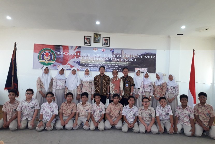 Suasana penglepasan siswa homestay Sekolah Bosowa Bina Insani (SBBI), Bogor, Kamis (22/3).