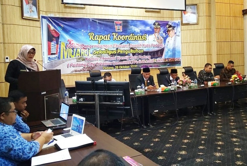 Suasana pengukuhan Komite Ekonomi Kreatif Kota Padang periode 2019-2021.