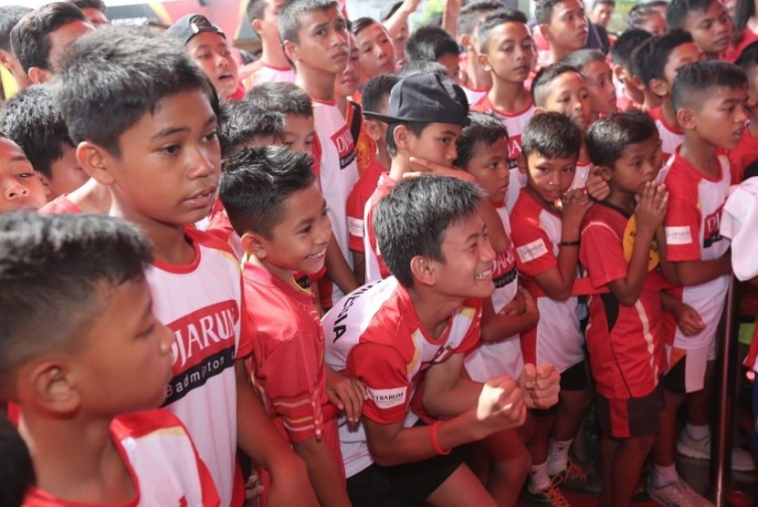 Suasana pengumuman seleksi tahap awal Audisi Umum Beasiswa Bulutangkis Djarum 2018 di GOR Angkasa, Kota Pekanbaru, Sabtu (24/3) sore WIB. Tampak ekspresi beragam dari anak-anak tersebut ketika melihat papan pengumuman.