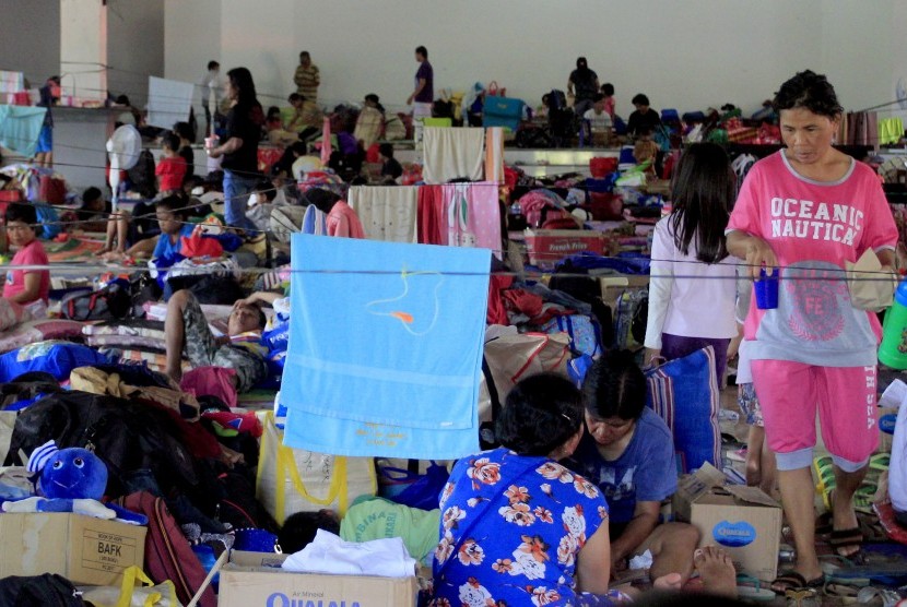 Suasana pengungsi Wamena di posko pengungsian Tongkonan, Kotaraja, Jayapura, Papua, Senin (7/10/2019). Pemerintah Kota Jayapura menyediakan tempat untuk menampung pengungsi dari Wamena.