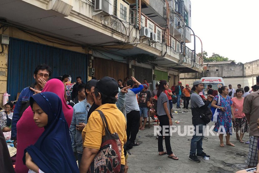 Suasana pengungsian korban kebakaran di Kampung Bandan , Ancol, Pademangan, Jakarta Utara, pada Ahad (12/5).