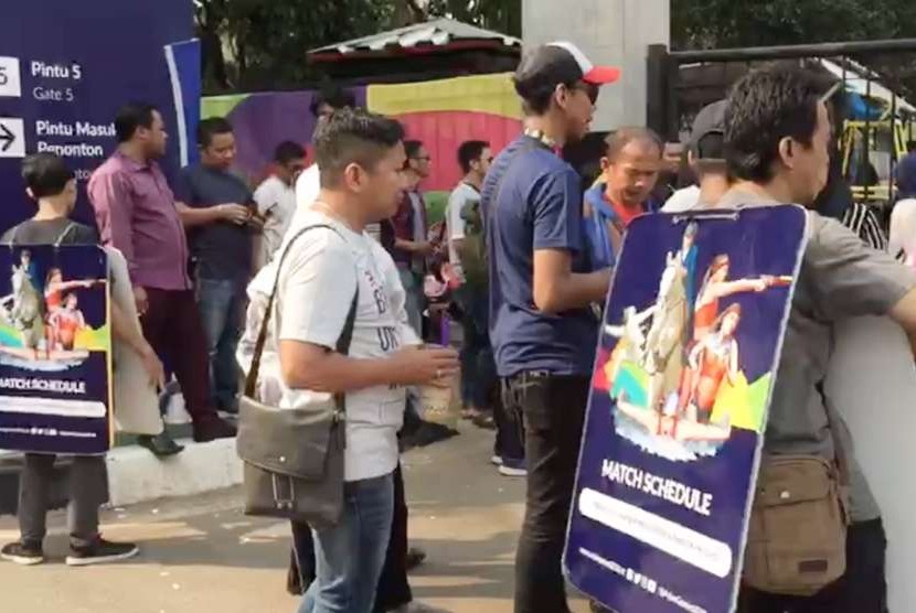 Suasana pengunjung dan Sandwhicman di lokasi Asian Fest, Asian Games 2018 di SUGBK, Senayan, Jakarta.