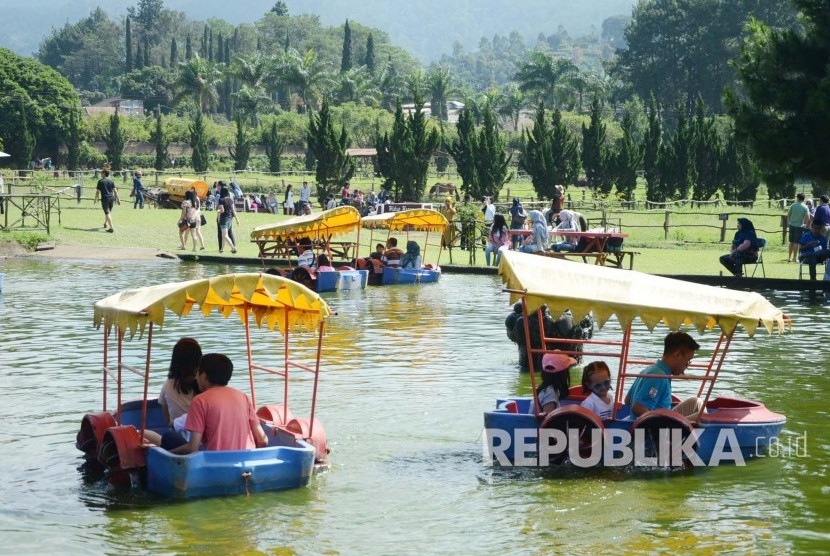 Suasana pengunjung di De Ranch Lembang, Kabupaten Bandung Barat, Jumat (8/7). Saat liburan Idul Fitri, tempat-tempat wisata di kawasan Lembang ramai pengunjung. (Republika/Edi Yusuf)