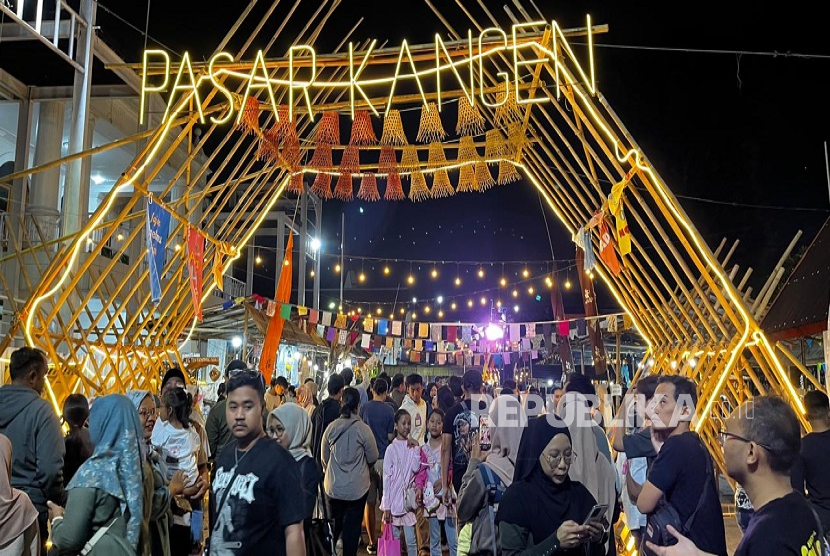 Suasana pengunjung di Pasar Kangen 2025.