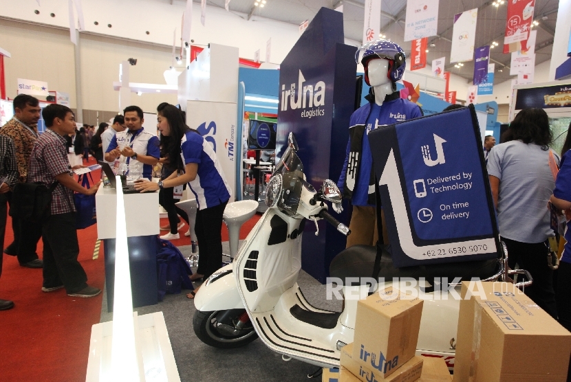 Suasana pengunjung di salah satu stan pameran Indonesia E-Commerce Summit and Expo (IESE) 2017 di Indonesia Convention and Exibition (ICE),serpong, Banten, Selasa (9/5).