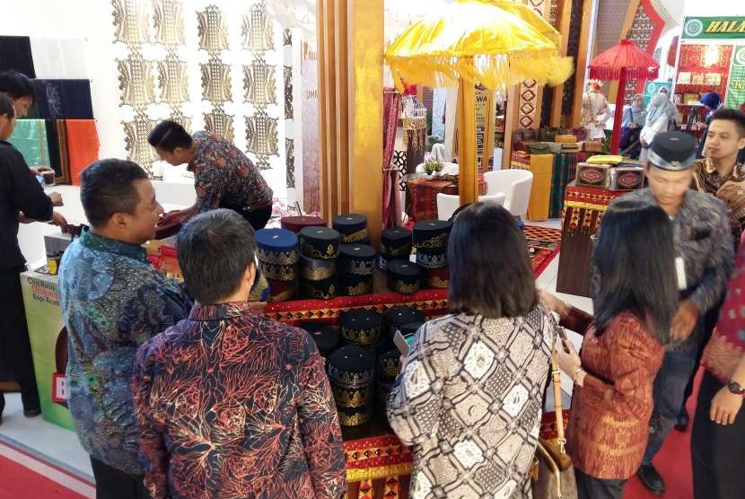 Suasana pengunjung di stand kopiah dalam gelaran Syariah Fair dalam rangkaian Bank Indonesia (BI) Festival Ekonomi Syariah (FESyar) Sumatera 2018, Jumat (3/8), di Lampung Walk, Bandar Lampung.