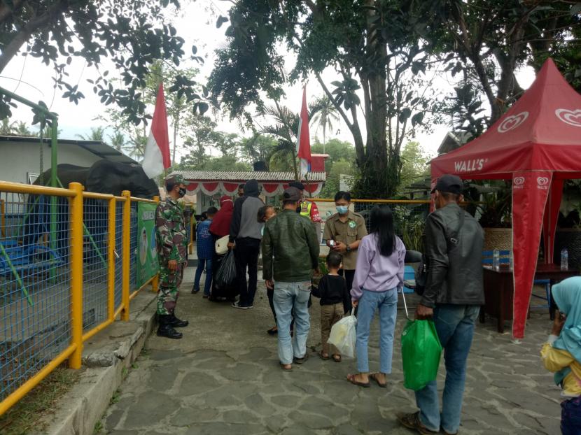 Suasana pengunjung ke Taman Satwa Cikembulan Kabupaten Garut.