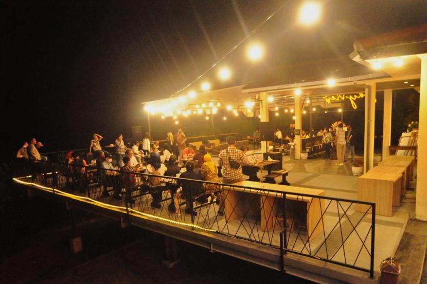 Suasana pengunjung menikmati malam di Sky View Kampoeng Kopi Banaran (Kakoba), Bawen, Kabupaten Semarang, Jawa tengah, Kamis (16/7). PTPN IX menghadirkan tempat ngopi dengan pengalaman berbeda, sambil menikmati keasrian kebun kopi dan panorama alam Rawapening.