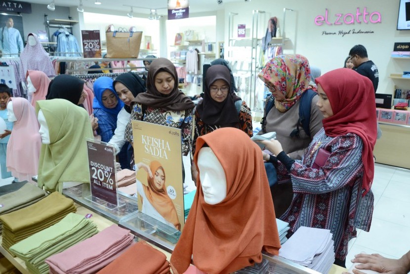 Suasana pengunjung pada Grand Opening Elzatta Store, di Bandung Indah Plaza (BIP), Kota Bandung, Jumat (25/10).
