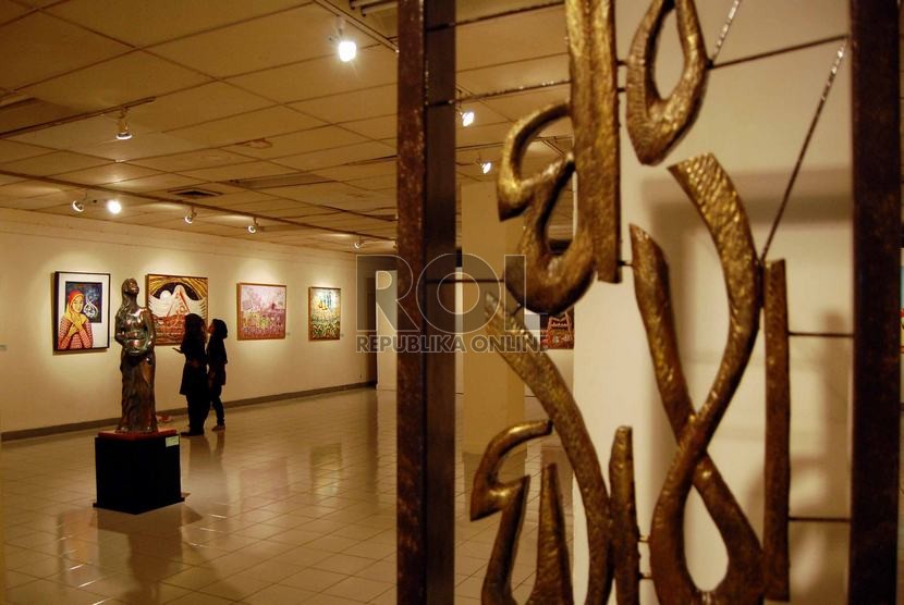  Suasana pengunjung pameran seni rupa kaligrafi di Taman Ismail Marzuki, Jakarta Pusat, Rabu (16/7).   (Republika/Raisan Al Farisi)