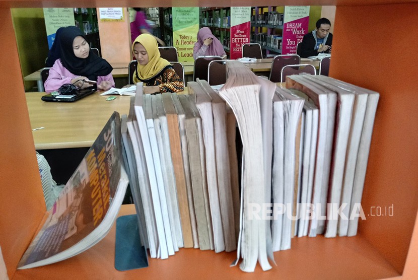 Suasana pengunjung saat membaca buku di Perpustakaan Daerah Yogyakarta,  Kamis (8/11).