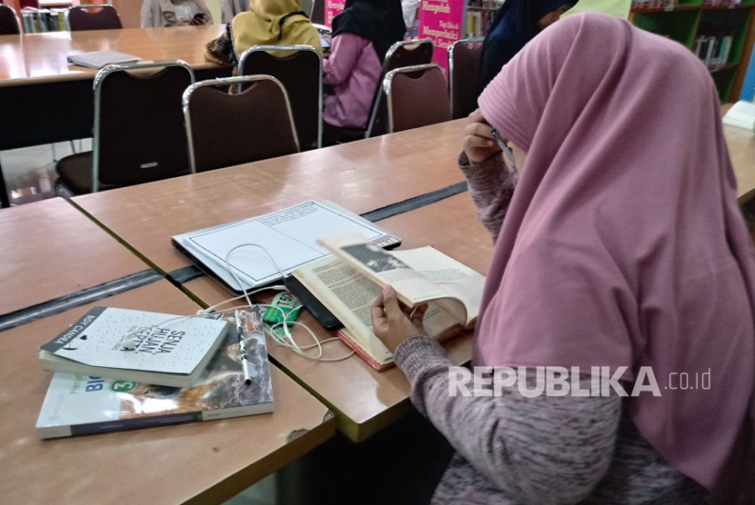 Suasana pengunjung saat membaca buku di Perpustakaan Daerah Yogyakarta.