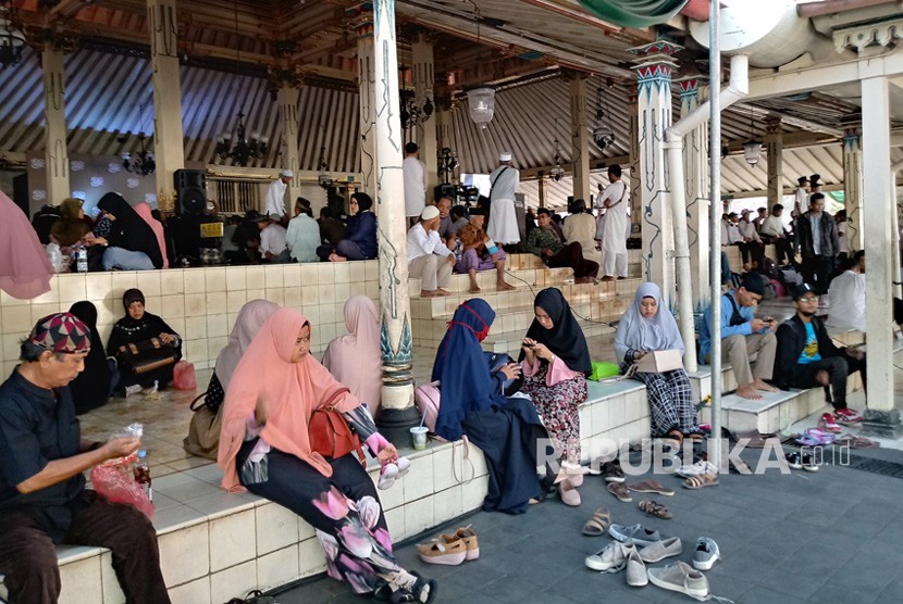 Suasana pengunjung yang memadati Kompleks Masjid Gedhe Kauman Yogyakarta  dan stan di acara Muslim United, Selasa (16/10). Acara ini diselenggarakan  selama tiga hari, mulai dari 16 hingga 18 Oktober 2018.