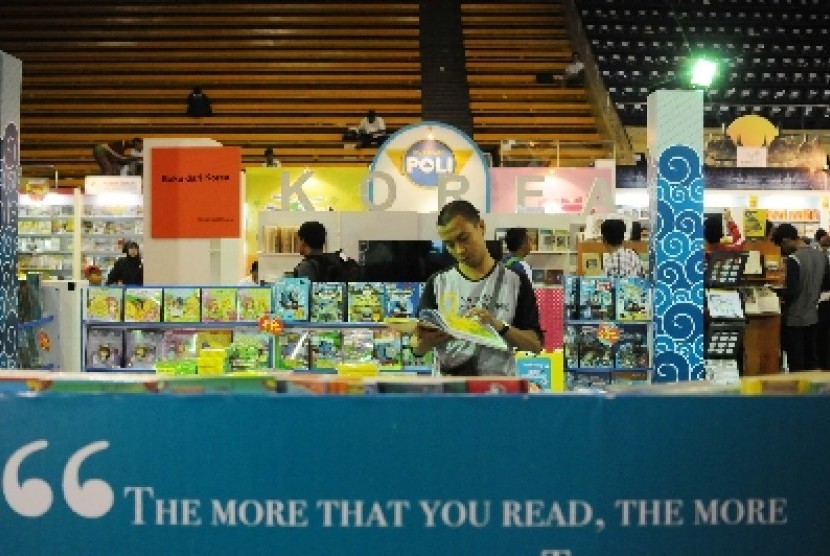 Suasana pengunjung yang mengunjungi Indonesia International Book Fair (IIBF) 34th di Istora Senayan, Jakarta Selatan, Sabtu (1/11). IIBF 34th yang diikuti oleh 11 Negara Asia ini pertama kali diadakan di Indonesia setelah sebelumnya telah dilakukan sebanya