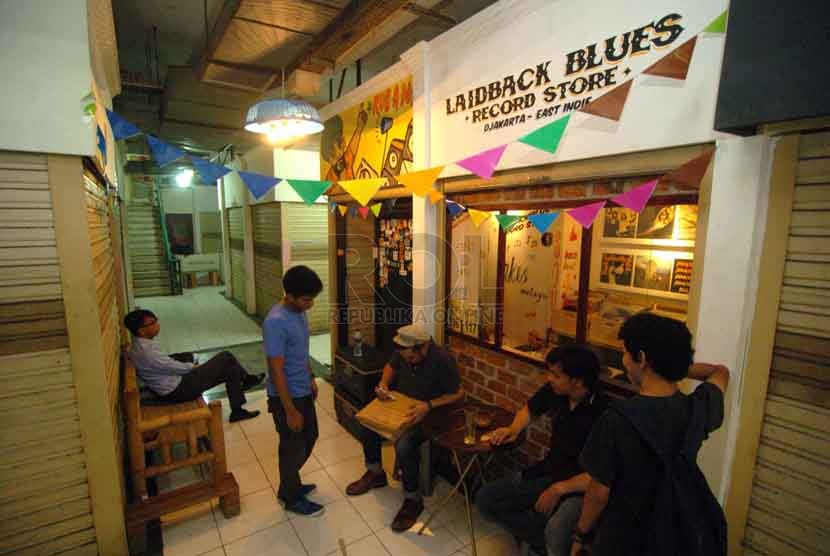 Suasana pengunjung yang mengunjungi lantai 2 Pasar Santa, Kebayoran Baru, Jakarta Selatan, Jumat (26/9). (Republika/Raisan Al Farisi)