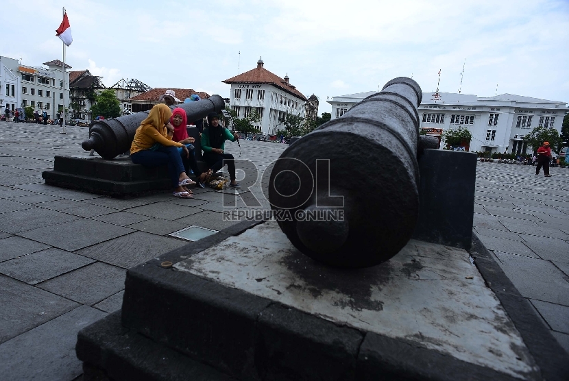 Suasana pengunjung yang menikmati Kawasan Kota Tua, Jakarta Barat, Senin (2/2).(Republika/Raisan Al Farisi)