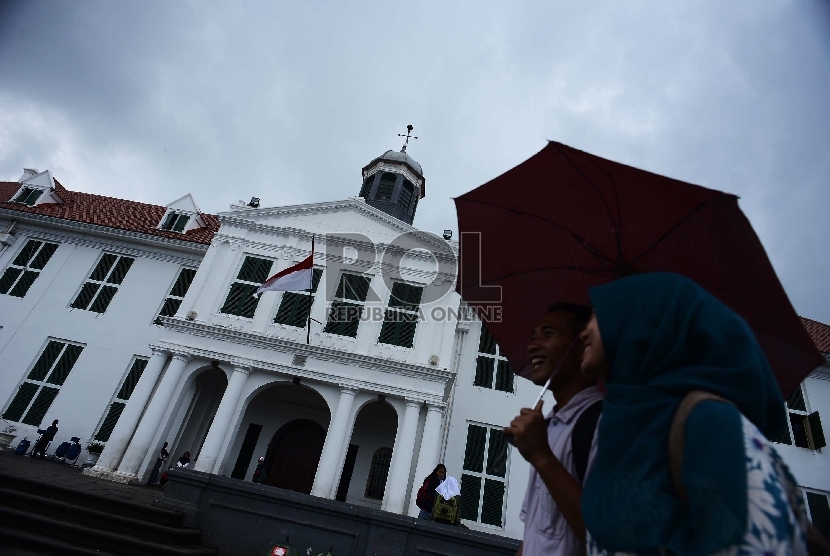 Suasana pengunjung yang menikmati Kawasan Kota Tua, Jakarta Barat, Senin (2/2).(Republika/Raisan Al Farisi)