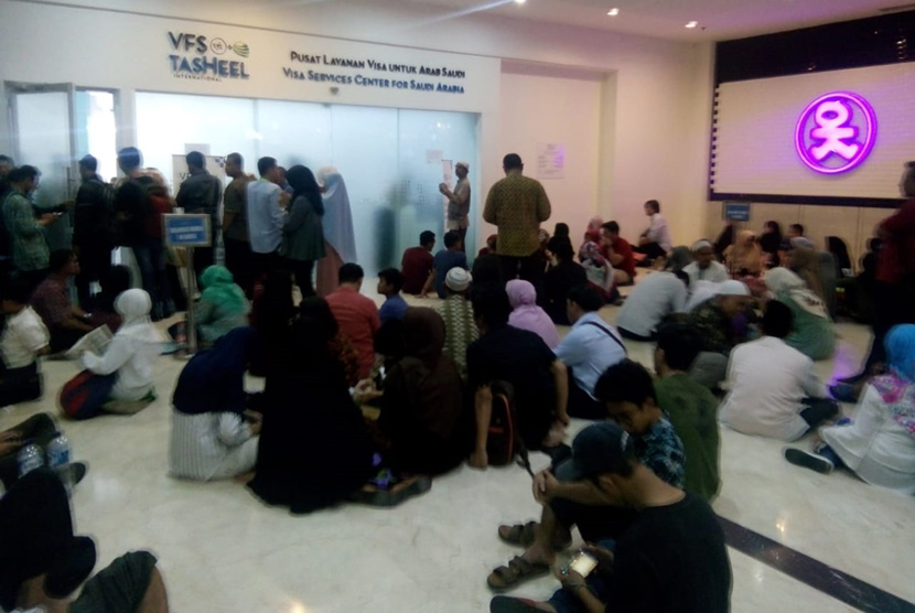Suasana pengurusan rekam biometrik di kantor VFS Tasheel.