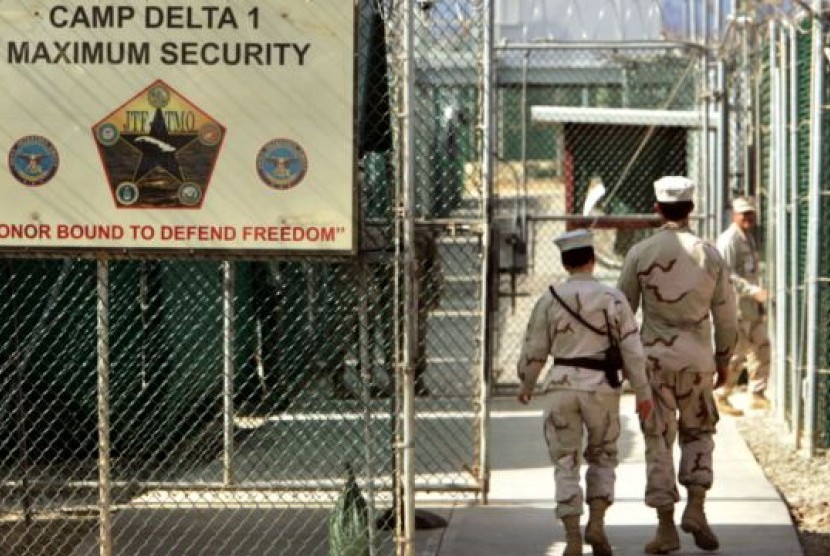 Suasana penjagaan yang super ketat di pusat penahanan militer AS di Teluk Guantanamo, Kuba (Foto: dok). Pemerintah AS mengungkap identitas 55 tahanan yang siap dibebaskan dari penjara ini, Jumat (21/9).
