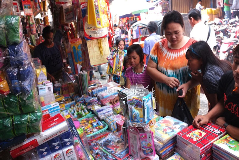 Suasana penjual toko alat tulis di Pasar Asemka, Jakarta Barat, Senin (7/7). (Republika/Rakhmawaty La'lang)