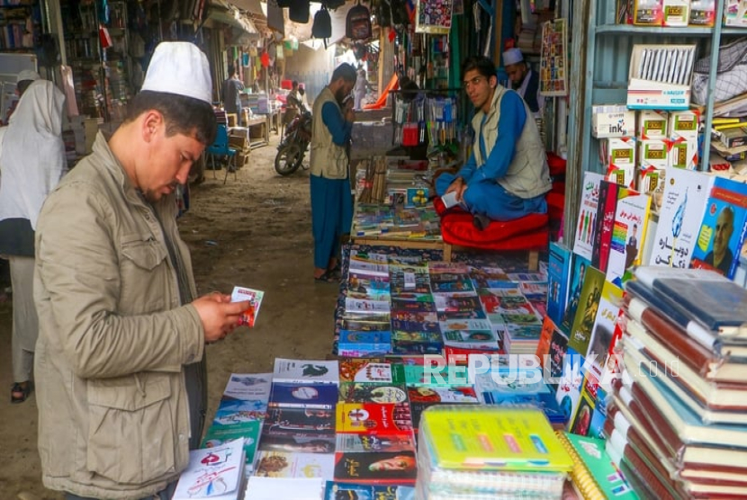 Suasana penjualan buku di Afghanistan. Otoritas Taliban saat ini tengah menghapus buku-buku yang dianggap tidak Islami.