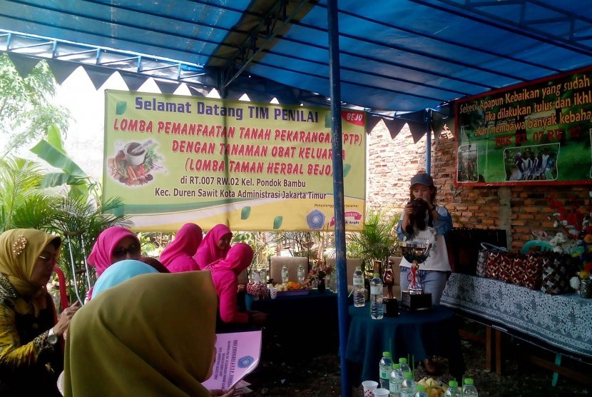 Suasana penjurian lomba Taman Herbal Bejo.