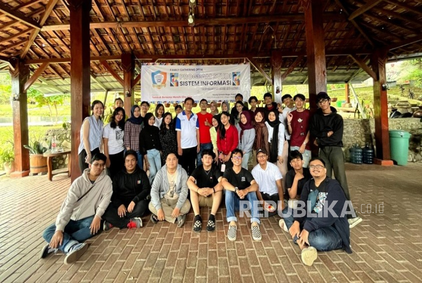 Suasana penuh keceriaan dan semangat membara mewarnai acara Family Gathering Program Studi (Prodi) Sistem Informasi Cyber University yang digelar pada akhir pekan lalu, 30 November hingga 1 Desember 2024, di Saung Cemara Bogor Makati Elok.