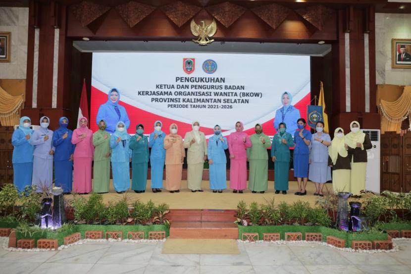 Suasana penuh khidmat mewarnai pengukuhan Pengurus Badan Kerja sama Organisasi Wanita (BKOW) Provinsi Kalimantan Selatan Periode 2021-2026, di Mahligai Pancasila, Banjarmasin, Kamis (18/11).