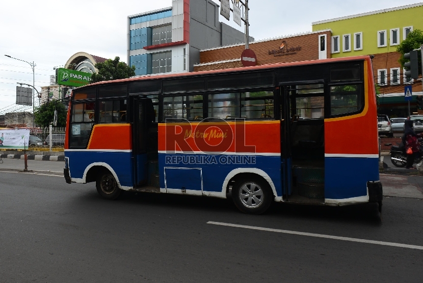 Suasana penumpang angkutan umum metro mini 75 jurusan Pasar Minggu-Blok M yang tanpa kernet di kawasan Mampang, Jakarta Selatan, Senin (27/4). (Republika/Raisan Al Farisi)