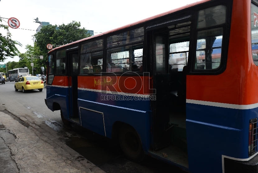 Suasana penumpang angkutan umum metro mini 75 jurusan Pasar Minggu-Blok M yang tanpa kernet di kawasan Mampang, Jakarta Selatan, Senin (27/4). (Republika/Raisan Al Farisi)