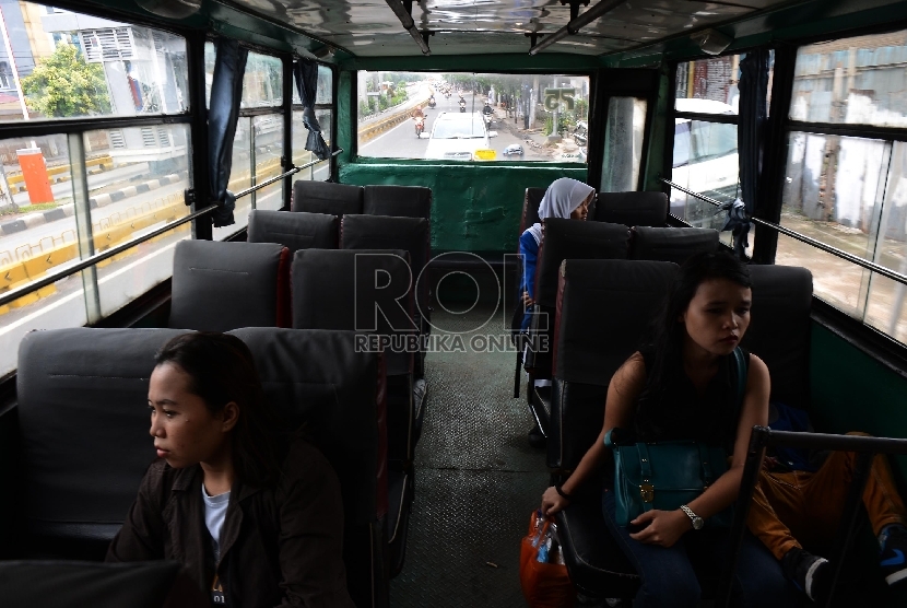 Suasana penumpang angkutan umum metro mini 75 jurusan Pasar Minggu-Blok M yang tanpa kernet di kawasan Mampang, Jakarta Selatan, Senin (27/4). (Republika/Raisan Al Farisi)